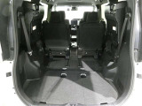 サードシートを格納すると大きな荷台スペースとなります サードシートを起こした状態でも荷物はもちろん詰めます 使用用途に応じてアレンジしてください