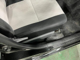 痛みの出やすい運転席シートの角、フロアマット、座面、ともに良好です