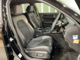 乗降がしやすい運転席。高さが調節できて小柄な方でも運転しやすいポジションをとることができます。