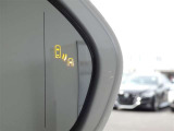 &rdquo;隣の車線を走る車両をレーダーで検知し、ドアミラーでは確認しにくい後側方エリアに存在する車両に加えて、急接近してくる車両も検知します。車両を検知するとドアミラーに搭載されたLEDインジケーターが点灯