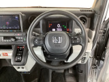 【ハンドル】運転にかかわる様々な操作を安全に行えるように視点移動が少なく操作性に配慮されたスイッチ類が凝縮されたコックピットです。