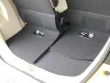後席を前にスライドさせれば、荷室を広く使えます。