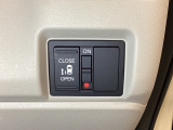 左側電動スライドドアは運転席からでも操作ができるように、ハンドル付近に開閉の操作スイッチが付いています。