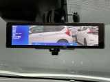 車両後方のカメラ映像をミラー面に映し出すので車内の状況や天候に左右されず後方視界を得られます。