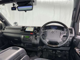 運転席まわりです。 各操作スイッチは使いやすい位置に配置されてます。
