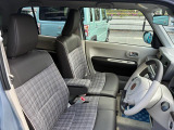 【フロントシート】インパネにシフトが付いているので足元広々!運転席から助手席の移動も楽々♪どちらからでも乗り降り出来るので、狭い場所の乗り降りも楽ちんですよ♪