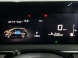 視認性の良いメーターパネルデザインです。ディスプレイに各種情報、設定画面が見やすく表示されます。