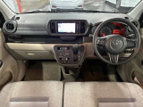 スイッチ類が手元で直感的に操作できる実用的なレイアウト。必要な情報が一目で確認でき、日常の運転を快適にサポートするインパネです。