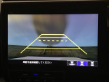【バックカメラ】運転が苦手な方も車庫入れラクラクです!ギアをリバースに入れれば自動的に切り換わりますので、面倒な操作は不要です♪狭い駐車場もお車を傷つけず安心ですね!