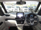 運転席からの視界が広く運転がしやすいので男女共に人気のインテリアになっています!