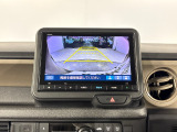 後退時に車両の後ろ側をモニター画面に表示します。車庫入れが苦手な人もこれで安心♪