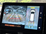 【パノラミックビューモニター】専用のカメラにより、上から見下ろしたような視点で360度クルマの周囲を確認することができます☆死角部分も確認しやすく、狭い場所での切り返しや駐車もスムーズに行えます。