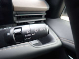 ハイビームアシスト機能が装備されており対向車が接近すると自動的にロービームに切り替えてくれる便利な機能になっております。