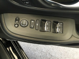 運転席ドアには、ドアミラーの角度調整スイッチとパワーウインドウスイッチを配置。手元で直感的に操作でき、運転中の使い勝手を高めています。