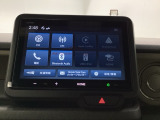 純正ディスプレイオーディオが装備されています。スマホとケーブルで連携するとアップルカープレイやアンドロイドオートなど便利なナビ機能が使えます。行き先検索は音声コマンドに話しかけるだけで検索できます