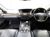 上質で落ち着いた印象のインパネ。視界も広々で運転しやすいです。