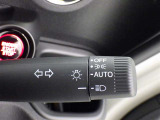 【オートライト】車外の明るさに応じて、自動的にライトの点灯・消灯をしてくれます。