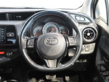 ステアリングスイッチ付きです。ハンドルから手を放さずにラジオ等の操作ができます。