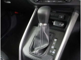 <シフトノブ>変速用シフトレバーのグリップ部です。 シフトレバーの先端にあり、運転操作中にドライバーが握るハンドルに次いで、最も接触部分の多いパーツです。