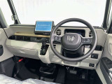 運転席まわりです。 各操作スイッチは使いやすい位置に配置されてます。