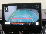 車両後方の映像を映すバックモニター。進路を確認しながら安全に車庫入れできます。