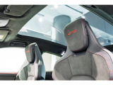固定式パノラマルーフ搭載です。