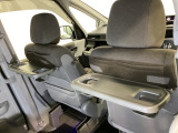 運転席・助手席の背もたれには、2列目シート用にカップホルダー付きの「格納式のシートバックテーブル」を装備しています。休憩時のちょっとした時間などカップを置いたり、小物置きに使えて便利です。