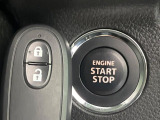 【キーレススタートシステム】カバンやポケットに入れたままでもドアの施錠・解錠が可能なスマートキーを装備。エンジンのオン・オフ時もカギを取り出す必要が無いからとっても便利です♪