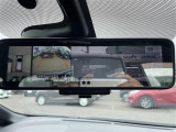 【デジタルルームミラー】車両後方カメラの映像をルームミラーに映すことが出来ます。 そのため、後席に人や荷物があって後方が見えづらい場合でもしっかり視界を確保することが出来ます。