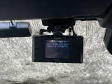 運転中の映像・音声などを記録して、交通事故やトラブルが起きた時の正確な状況把握に役立つドライブレコーダーが装着されています
