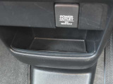 足元には便利なセンターロアボックスを設置。車内を整理しやすく、使い勝手の良さが魅力です。