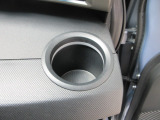 カップホルダーは手の届きやすい位置にあります。