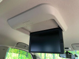 【フリップダウンモニター】大画面モニターで後席でもエンタメをお楽しみいただけます。小さなお子様にも大人気の装備です♪