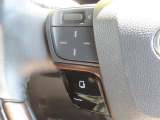 運転中、オーディオの操作をしてて、ハッとしたことはありませんか?ステアリングスイッチは、運転中でもハンドルでオーディオの操作が可能です。安全なドライブをサポートします。