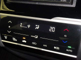 オートエアコン付きなので一度、気温を設定すれば自動的に過ごし易い温度に調整してくれますよ。 車内をいつでも快適空間にしてくれます。