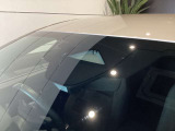人、車、二輪車に反応をするフォワードセンシングカメラです。安全性能においてもマツダは自信を持ってご案内できます。