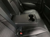 センターアームレストにはドリンクホルダー付き。