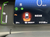パーキングセンサーシステムは走行中に障害物が迫ると音と表示でお知らせ、低速走行時時の安心感を高めます