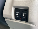 【両側パワースライドドア】です。リモコンや運転席のスイッチ操作で楽々自動開閉。