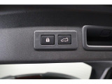 リヤゲートは電動で開閉します。また、ハンズフリーでリヤゲートの開閉もできます。