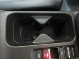 カップホルダーは手の届きやすい位置にあります。