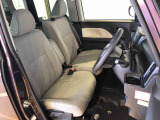 運転席の座面高さを調整できるシートリフターが付いています。フロントシートはベンチシートを採用で、座面も広く使い勝手もいいですよ♪