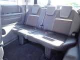 ◆3列目シートも足元ゆったりで、しっかり座れるスペースが確保されています。大人数で移動が出来ますので、お盆やお正月にご家族が集まった時でも、何台も車を出す必要も無く楽しくお出かけ出来ます。