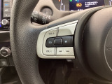 ステアリングにオーディオ操作スイッチが付いています。オーディオ画面に直接タッチしなくても操作が出来ますので、運転に集中できます。