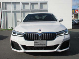 BMWと言えば特徴的なキドニーグリル。ダイナミックなフロントマスクを演出します。