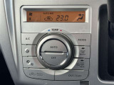 ★エアコンパネル★温度設定で操作ができるオートエアコンが装備されています!