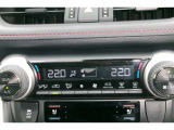 オートエアコンを装備。好きな温度で設定をすれば、自動で車内を快適な温度にできます。