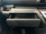 助手席前部には薄型のティッシュBOXが収納できるので便利です。