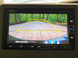 【バックカメラ】駐車時に後方がリアルタイム映像で確認できます。大型商業施設や立体駐車場での駐車時や、夜間のバック時に大活躍!運転スキルに関わらず、今や必須となった装備のひとつです!