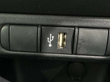 充電用USB端子付き。スマートフォンなどの充電に便利です。